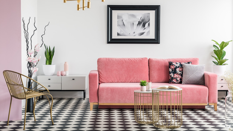 Living room with a pink sofa and checkered floor