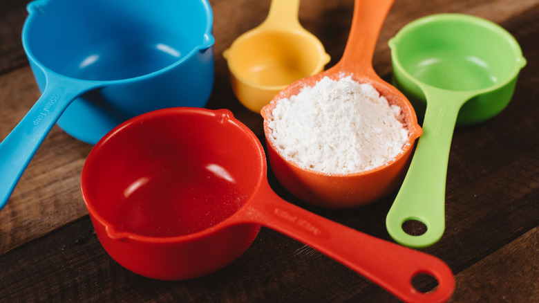 A group of measuring cups