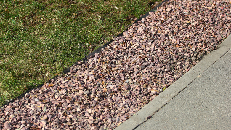 Gravel edging between a lawn and a driveway