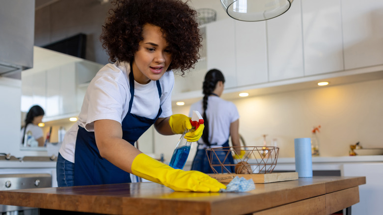 addetti alle pulizie professionali che puliscono la cucina