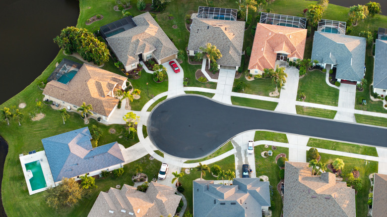 Aerial view of homes  surrounding a cul-de-sac.