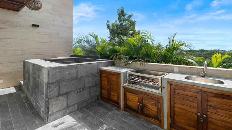 An outdoor kitchen with cabinets