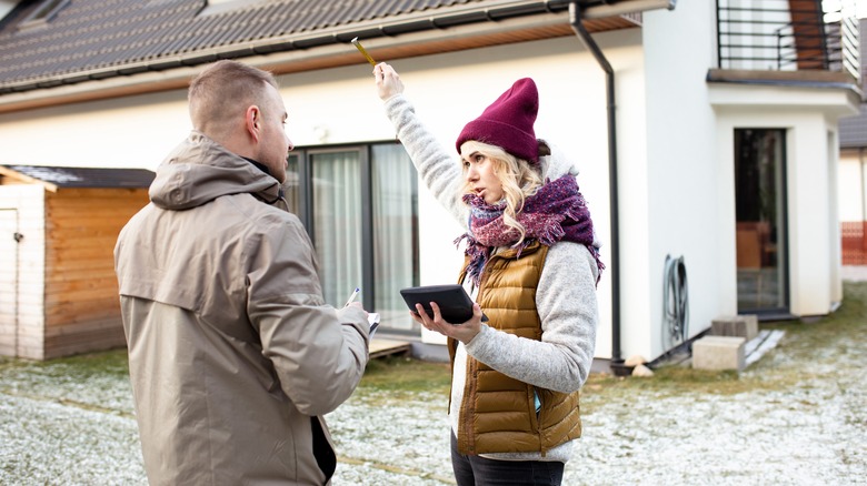 People discussing winter renovation