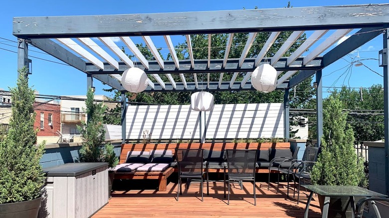 outdoor roof deck  with lanterns 