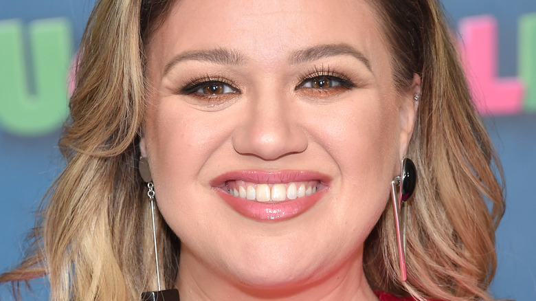 Kelly Clarkson close-up