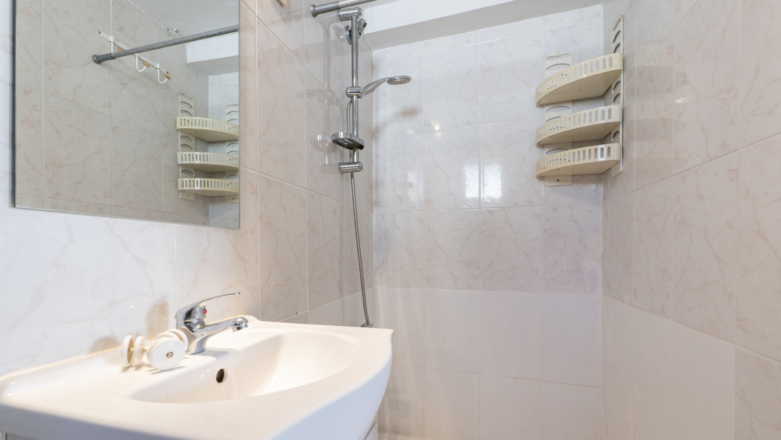 The Benefits Of Using A Dehumidifier In A Bathroom Without A Fan
