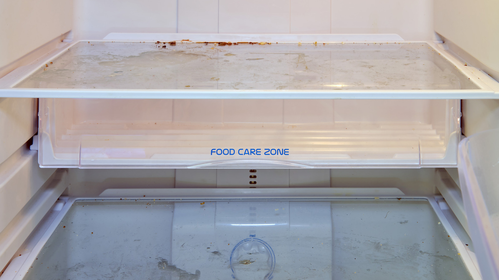 The Natural Product That'll DeGrime Your Dirty Fridge In An Instant