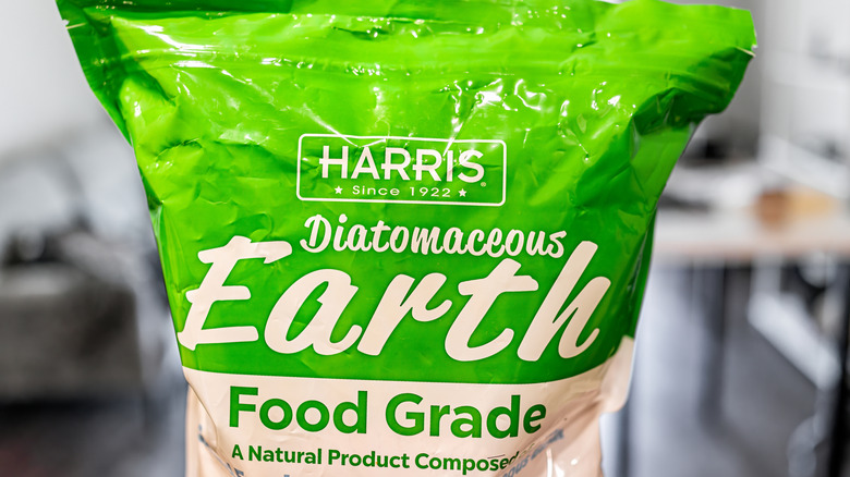 A green bag of Harris brand food grade diatomaceous earth