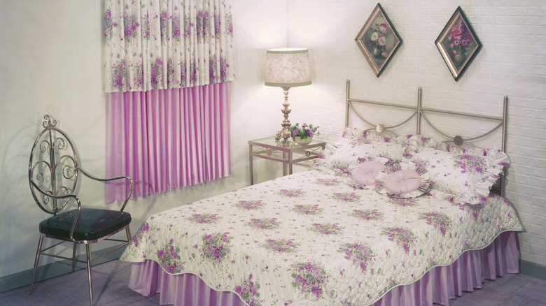 Bedroom with matching bedspread and curtain