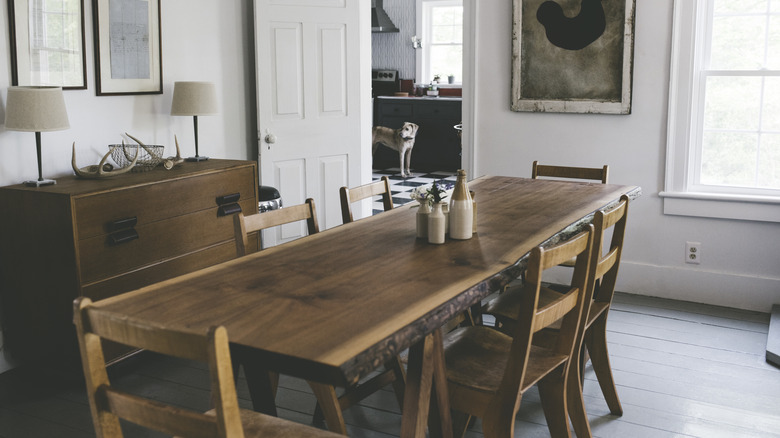 Cozy dining room separated from the kitchen by a door