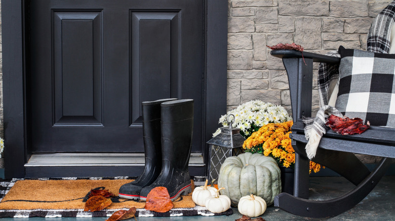 An example of simple and cozy fall front porch décor.
