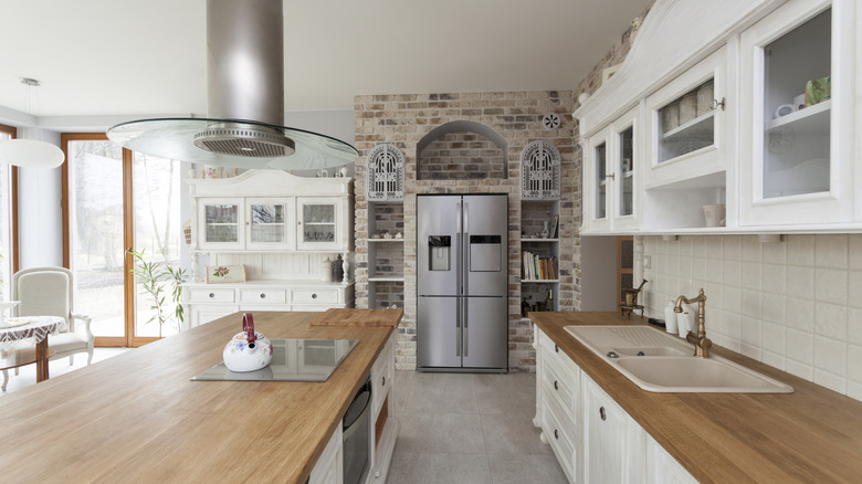 A contemporary Tuscan-style kitchen with a mix of rustic and modern features.