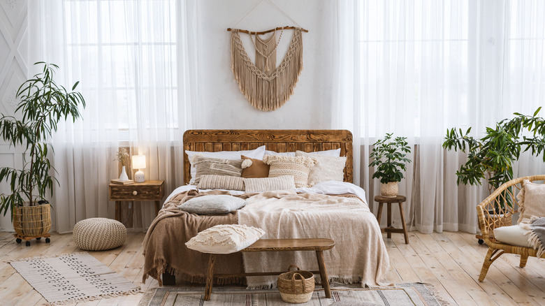 Bedroom with decor and accents
