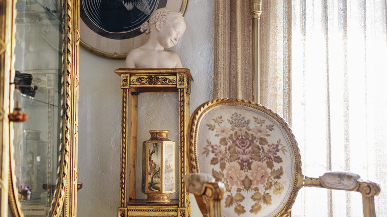 A room filled with antique furniture