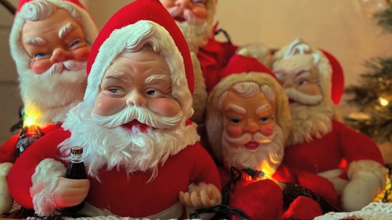 A group of Santa dolls next to each other.