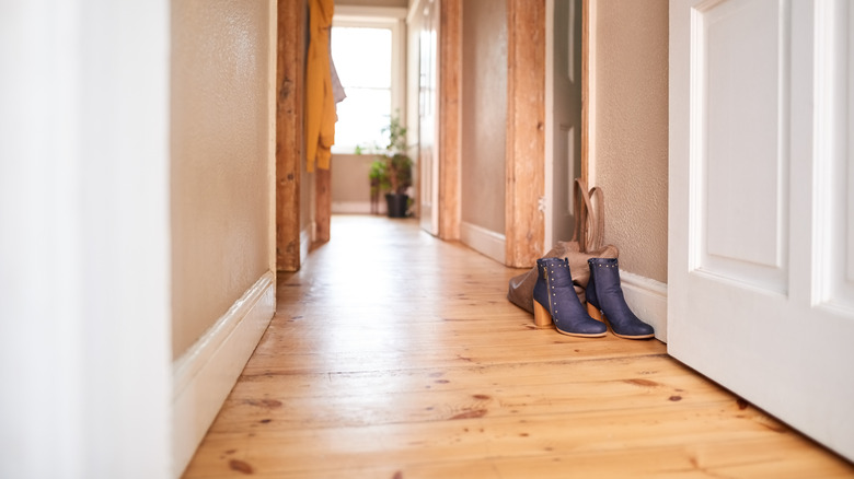 Entryway in wood with boots on the floor