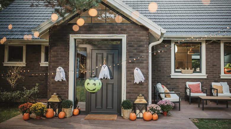 A house and yard decorated for Halloween.