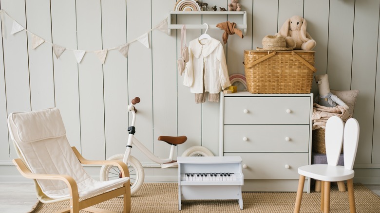 plaroom with paneling