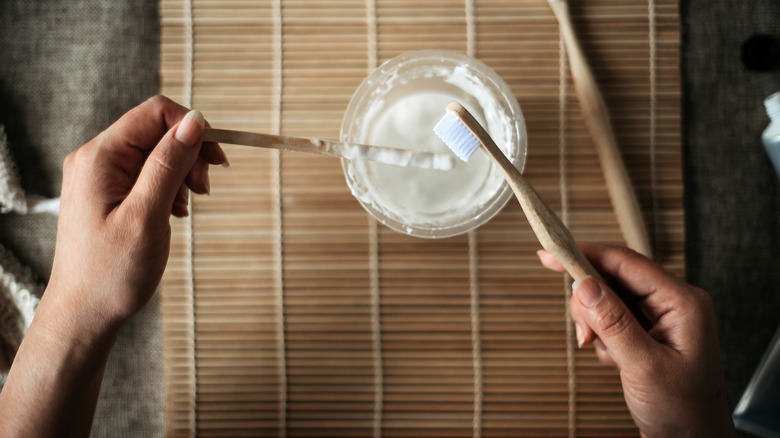 Mixing baking soda in water