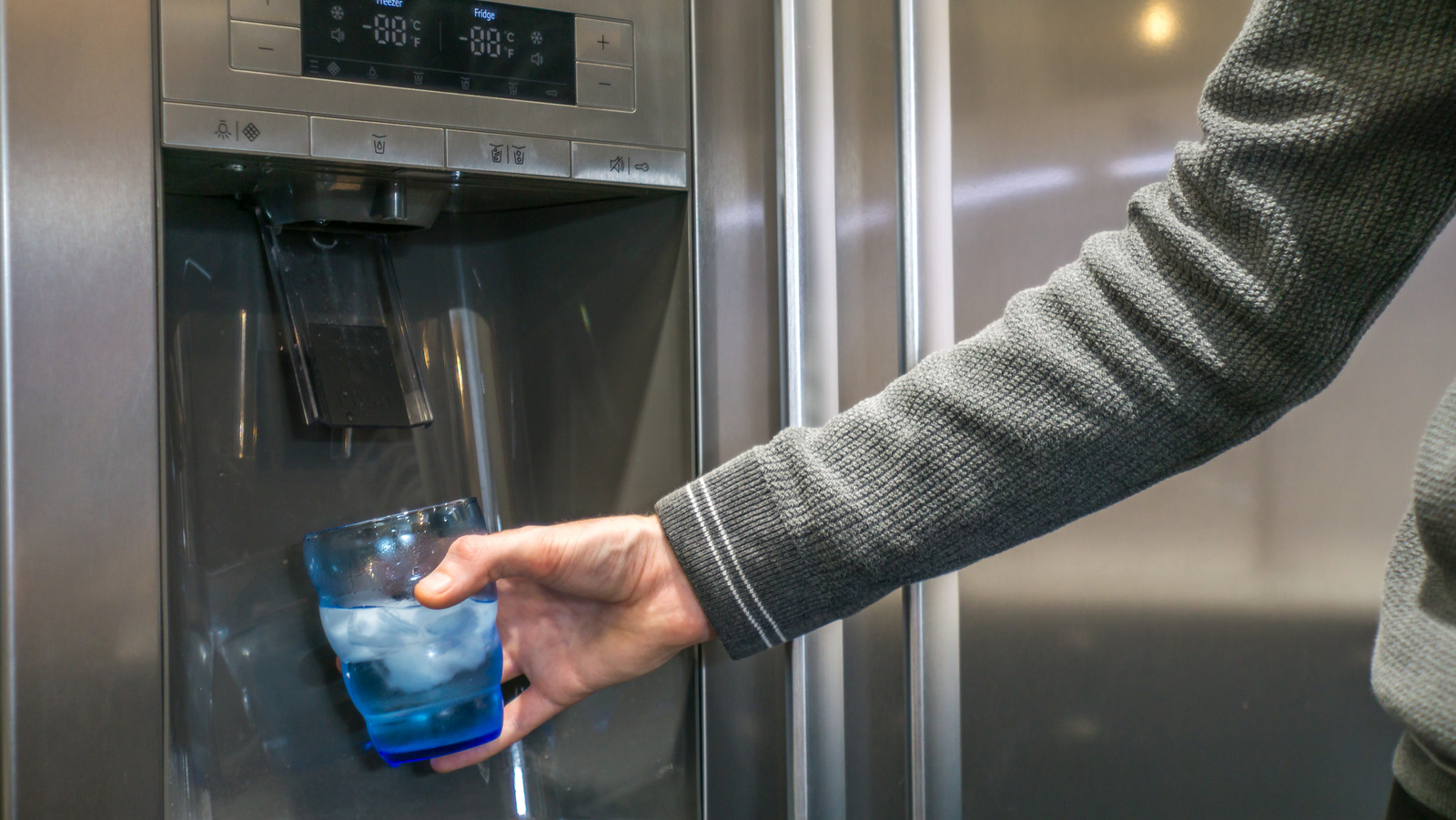 How to Clean an Ice Maker in a Refrigerator