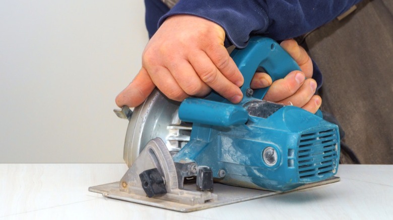 man cutting laminate countertop with circular saw