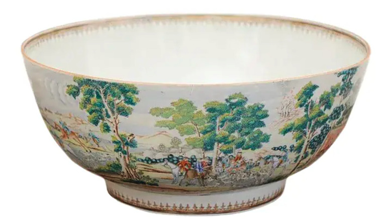 Rare 18th century Chinese porcelain bowl with a hunt scene