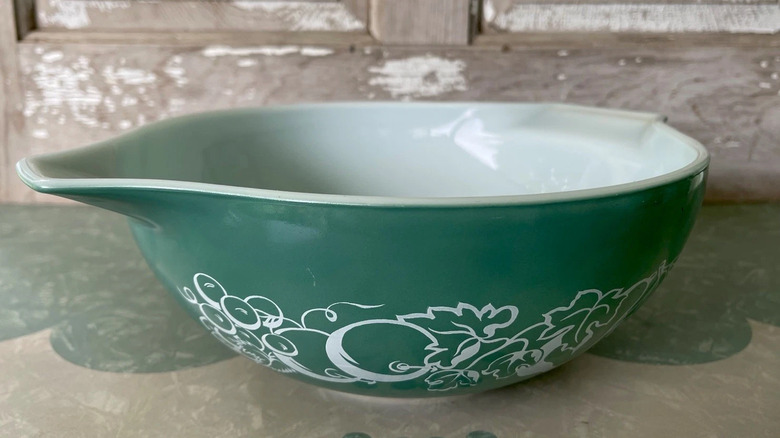 vintage 1960s Pyrex salad bowl