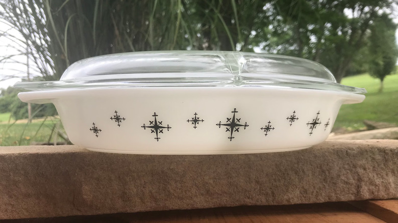 The Pyrex Snack Server in the pattern Compass