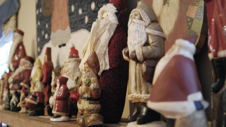 A mantle filled with Santa decor