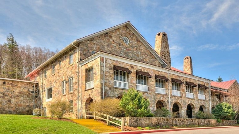 the main lodge exterior 