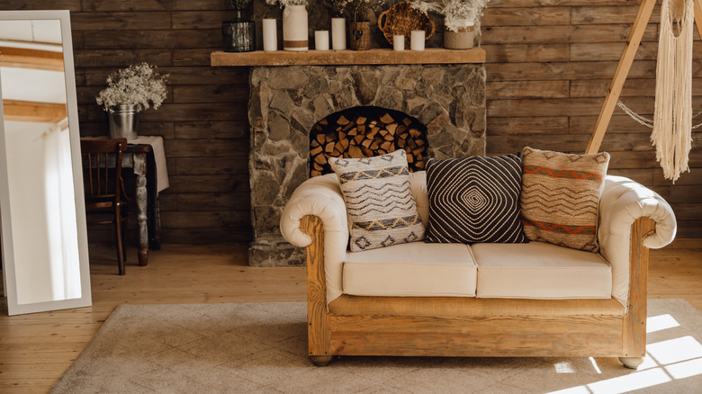 Traditional rustic home decor in living room