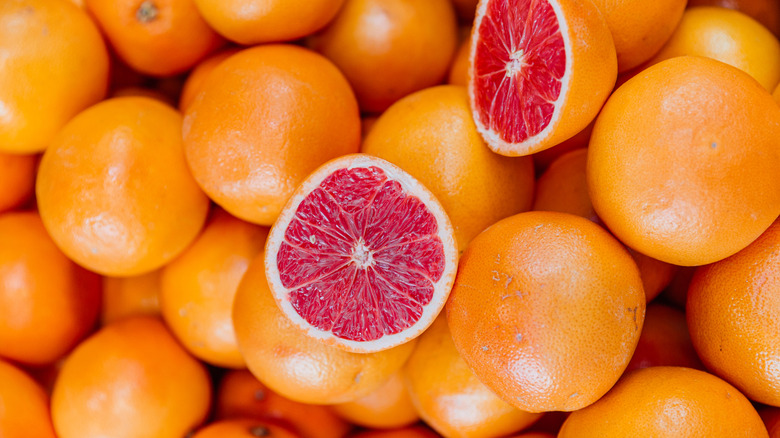 Dozens of grapefruits piled on top of one another