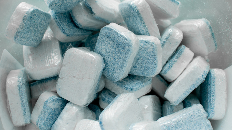 Plastic coated dishwasher tablets 