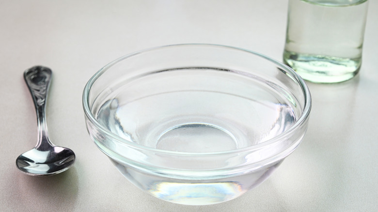 A bowl of white vinegar
