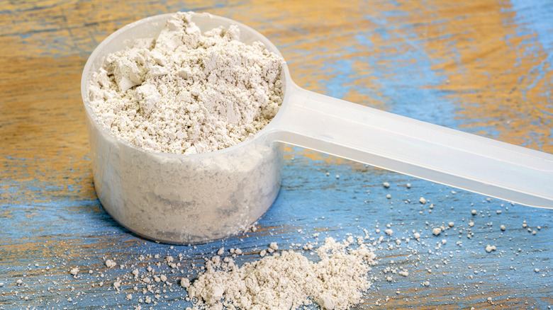 diatomaceous earth in spoon