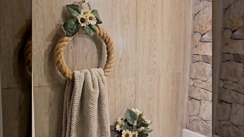 Rope towel ring with flowers