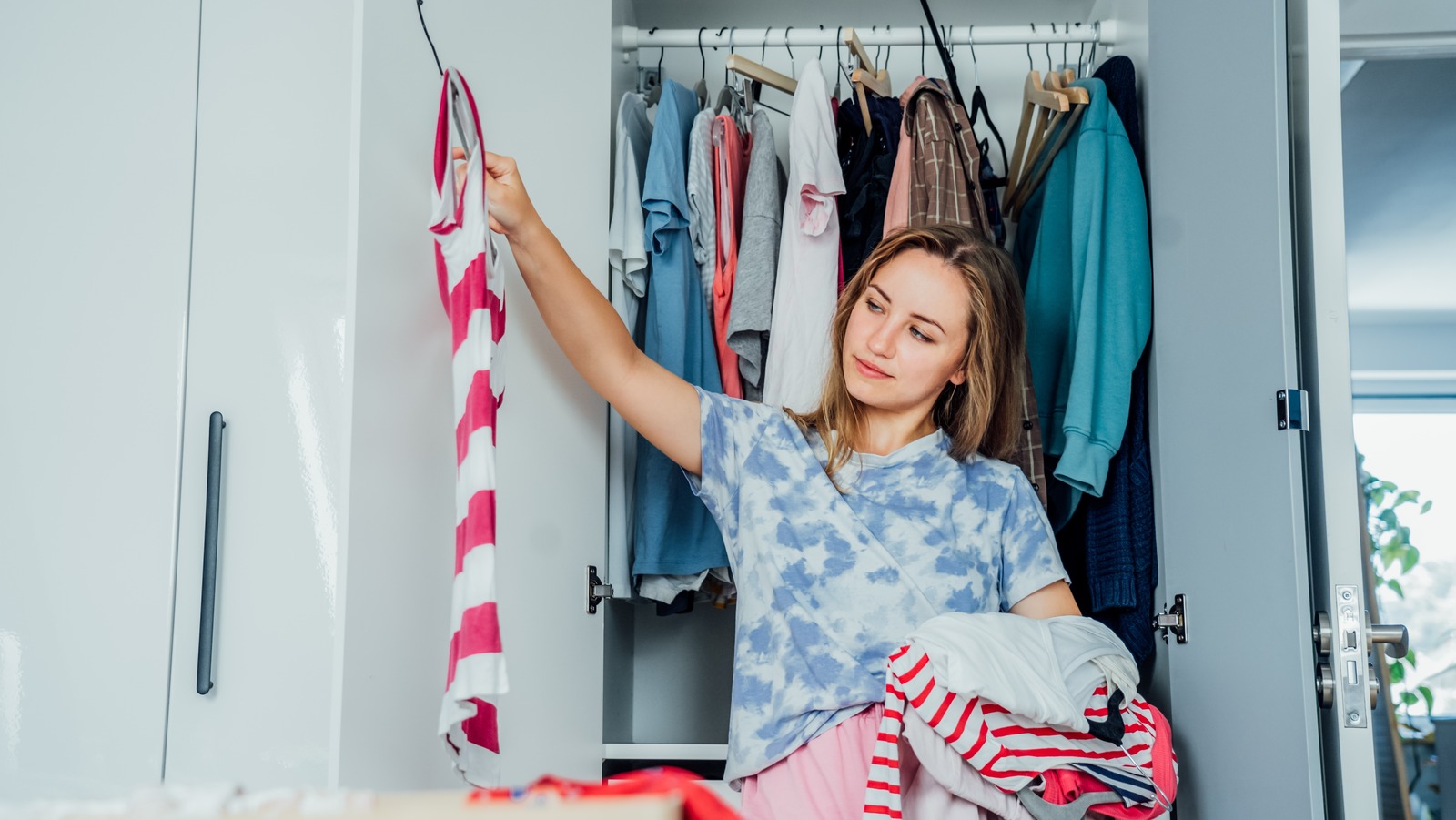 The Simple Clothes Hanging Trick That'll Make Decluttering Your Closet ...