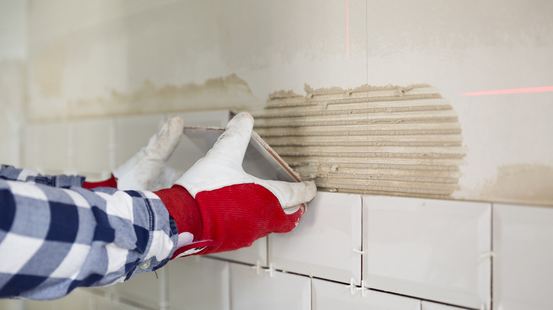 installing backsplash tiles