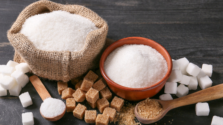 Granulated sugar and cubes