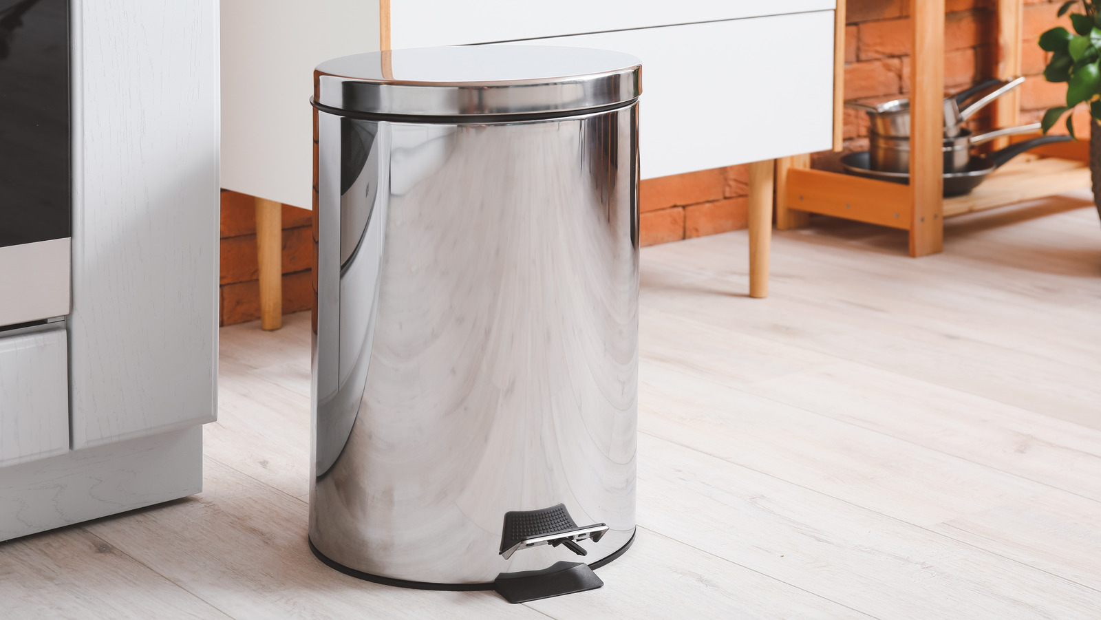 How to Keep a Garbage Can From Smelling: 4 Clever Ideas