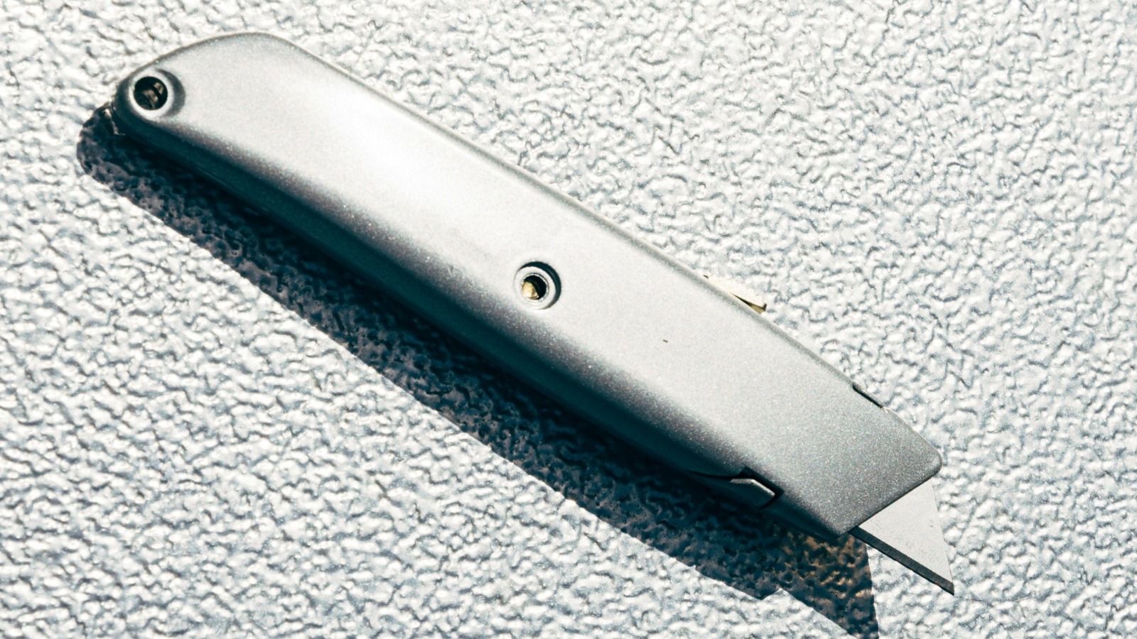 The Simplest Way To Change A Box Cutter Knife Blade (& How Often You ...