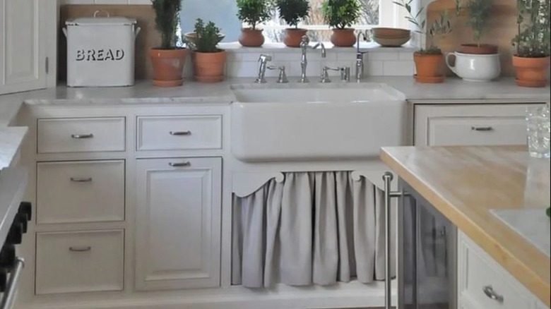 Kitchen sink skirt