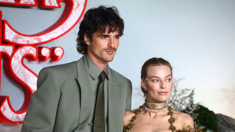 Jacob Elordi and Margot Robbie pose at the "Wuthering Heights" premiere.