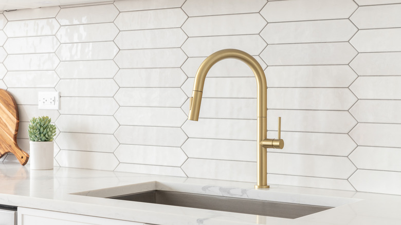 A kitchen backsplash of horizontal white picket tiles.