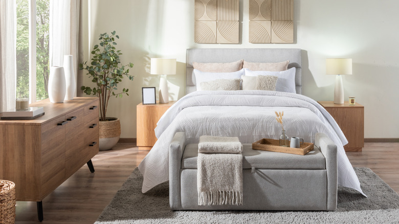 Neutral bedroom with storage bench at foot of bed