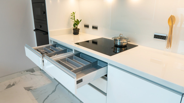 Handleless kitchen drawers open