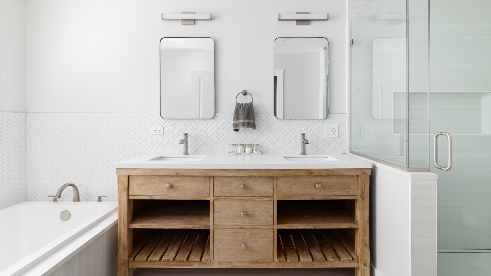 The Smart Way To Clear Clutter From Bathroom Counters While Keeping ...