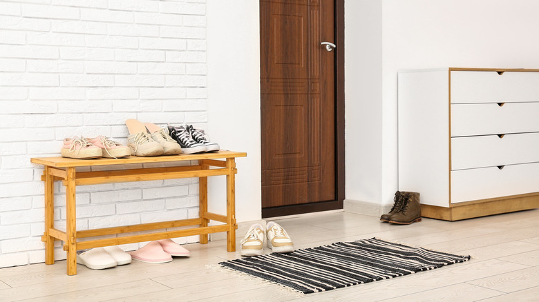 Empty shoe rack with wire slots