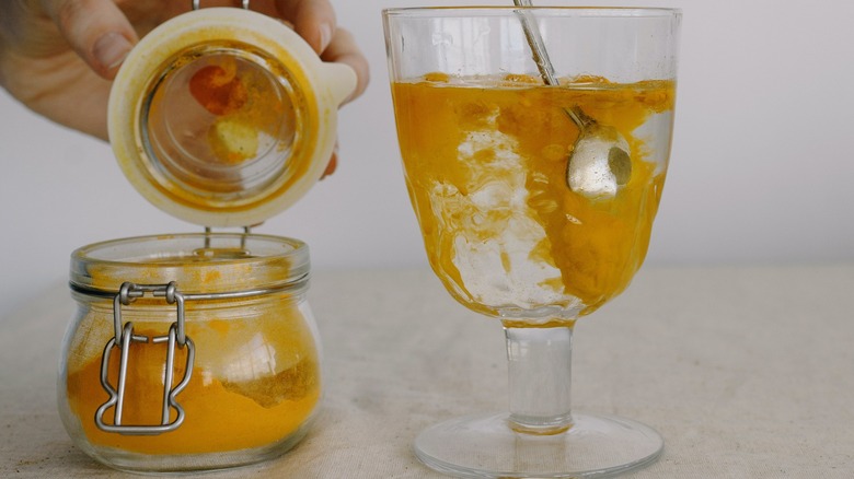 Mixing turmeric with water