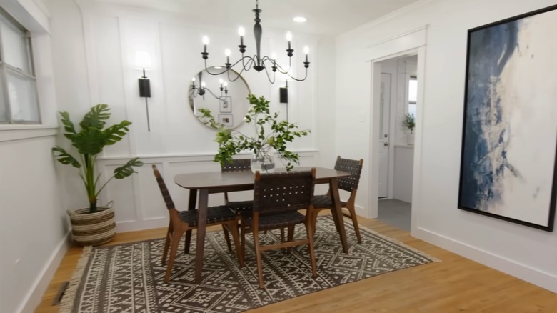 Craftsman-style crown molding in dining room